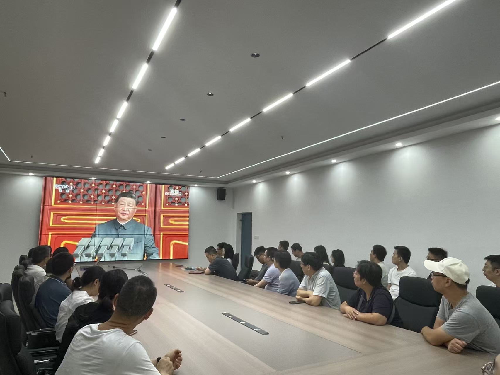 学院教师集中收看大会