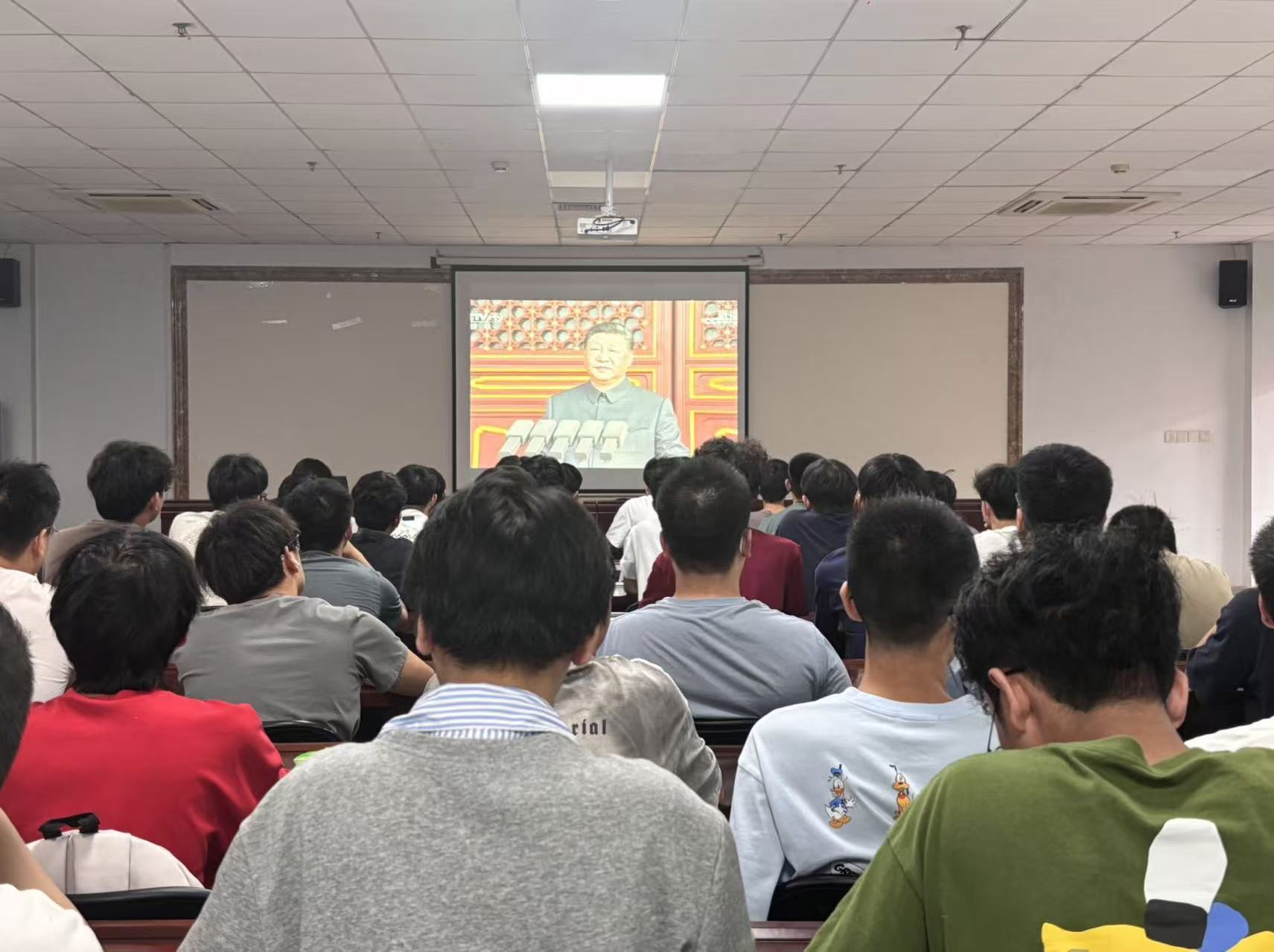 学院学生集中收看大会
